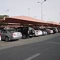 這邊的購物城的戶外停車場有車棚 :P  Doha人開車有夠誇張的，很少人打方向燈，甚至於有人還能一次切三線道超車~超猛的!