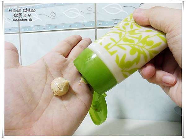 身體去角質推薦 我的愛用品 Dhc 純橄美體去角質霜 質地濕潤 顆粒適中不粗大 溫和去角質最舒服 橄欖清香相當好聞 Nana Chiao 微笑生活