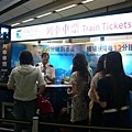 002  抵達香港機場了，準備買八達通卡.JPG
