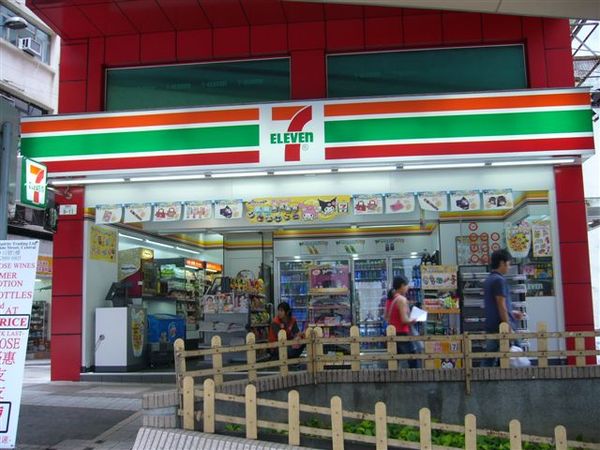 029  終於看到一間比較大間的7-11.JPG