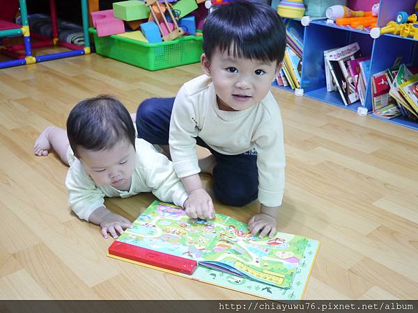 和哥哥一起看書