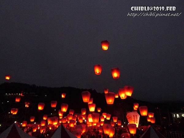 19 遊 平溪 平溪天燈節 Pingxi Sky Lantern Festival 承載願望在黑夜中緩緩升空 飛來飛去的紅蜻蜓 痞客邦