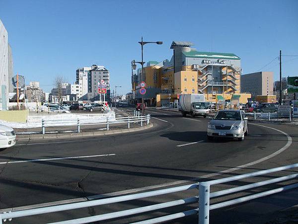 要去看幣舞橋，會經過黃色那棟魚市場