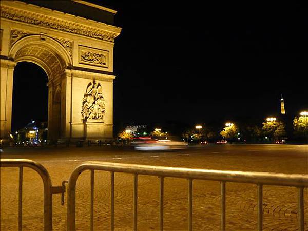 兩個巴黎著名的景點遙遙相望