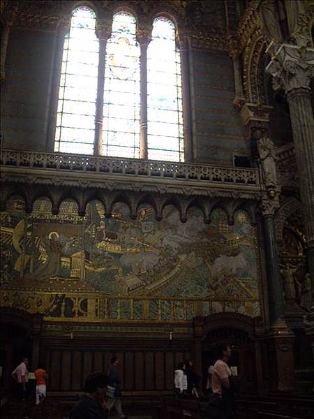 教堂內部的壁畫全是用馬賽克磁磚貼的