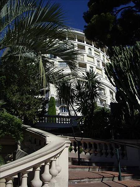 爬上階梯看到的是巴黎大飯店