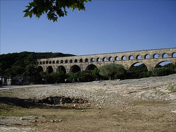 嘉德水道橋建於西元前年,是古羅馬時代的遺跡