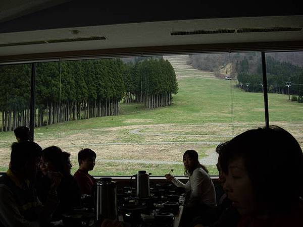 餐廳後面的綠地在冬天是滑雪場地