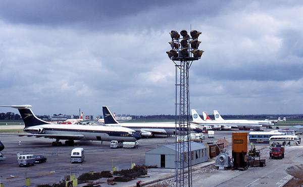 London_heathrow_airport_in_1965_arp