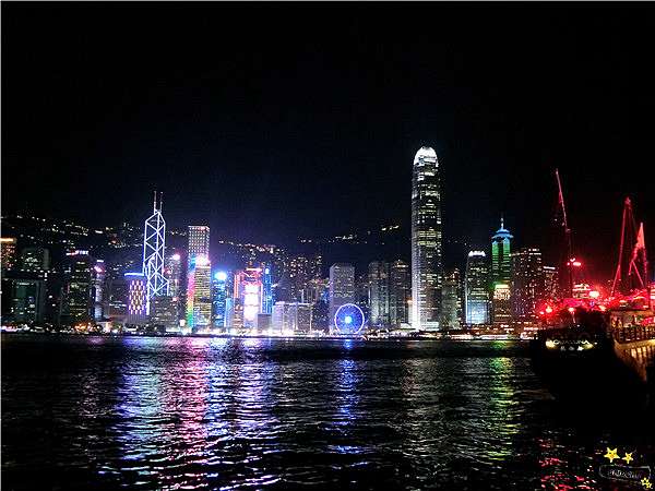 香港 夜景第二發 維多利亞港victoria Harbour 徐徐海風吹 漫步港畔賞夜景 飛天少女 Chi奇 Chu朱 痞客邦