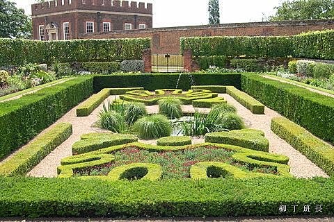 Hampton Court Palace  (46).jpg