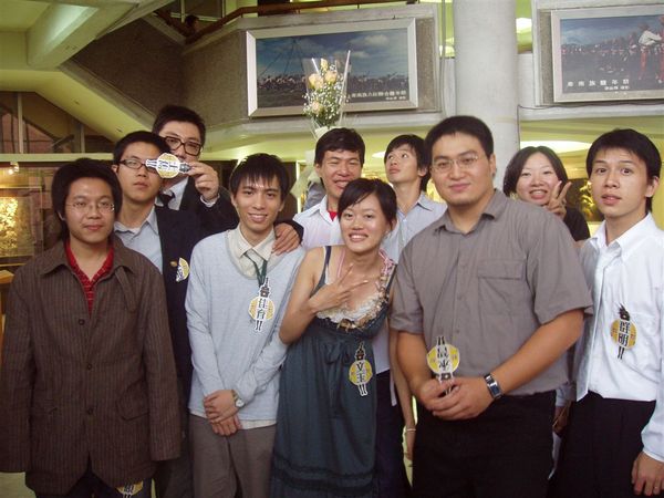 gici眾擁美四群男.JPG