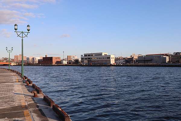 日本 北海道 釧路市 釧路市區散策 和商市場勝手丼 丹頂市場魚一拉麵 純水拉麵 幣舞橋 漁人碼頭moo 燒海螺 爐端燒 竹間小憩