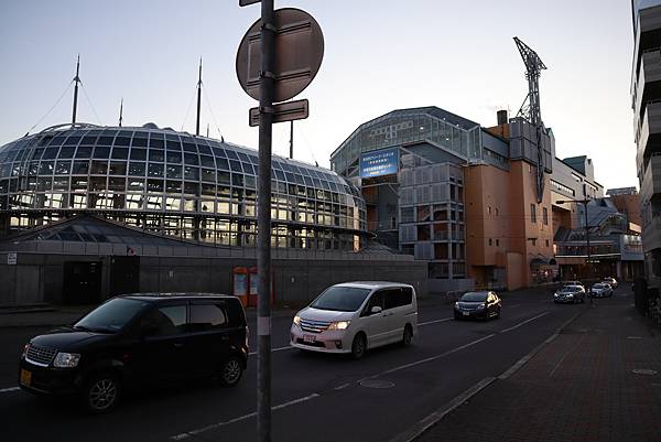日本 北海道 釧路市 釧路市區散策 和商市場勝手丼 丹頂市場魚一拉麵 純水拉麵 幣舞橋 漁人碼頭moo 燒海螺 爐端燒 竹間小憩