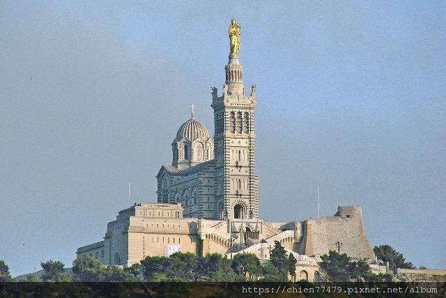 1280px-La_basilique_Notre-Dame-de-la-Garde_(Marseille)_(14245234112).jpg