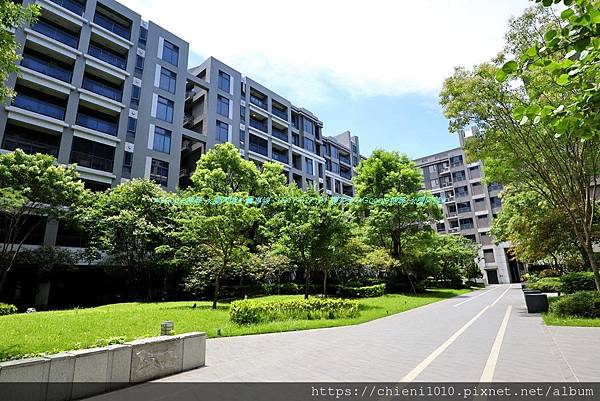 a1東大HOLA社區中庭 (1).jpg a1東大HOLA社區中庭 (1).jpg