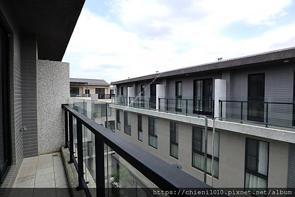 q17芎林綠獅重劃區「樂自在」別墅♥邊間•四房✚雙車位_新竹縣芎林鄉綠獅一街81巷10號 (16).jpg