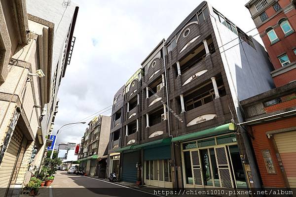 a1竹北縣政特區「凡爾賽花園」臨路別墅㊝四大房✚雙車位車庫♥縣治一期 (1).jpg