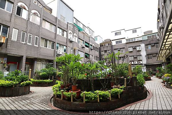 t22竹北縣政特區「凡爾賽花園」臨路別墅㊝四大房✚雙車位車庫♥縣治一期 (24).jpg