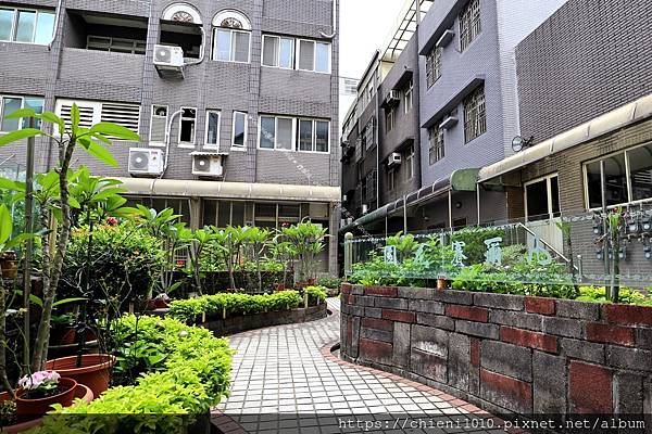 t23竹北縣政特區「凡爾賽花園」臨路別墅㊝四大房✚雙車位車庫♥縣治一期 (2).jpg