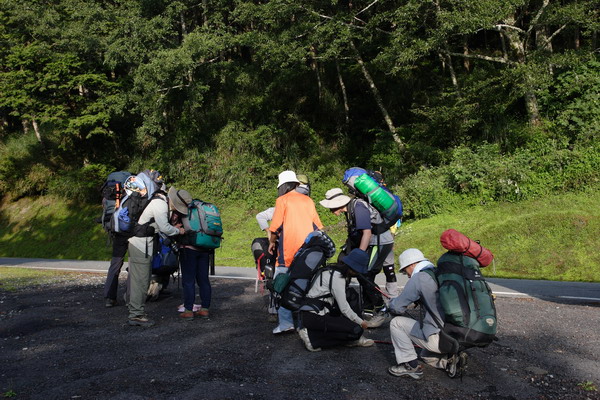 調整裝備，準備開始登山