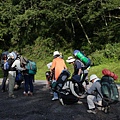 調整裝備，準備開始登山