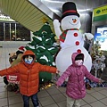 2013.12.21~淡水捷運站小雪人2.JPG