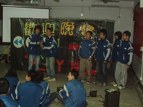 頒13屆臂章