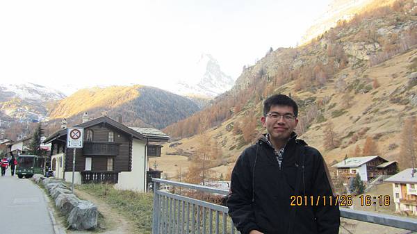 我與馬特洪峰(前往纜車站途中) 我與馬特洪峰(前往纜車站途中)