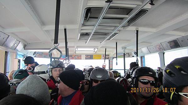 滿車都是滑雪客 滿車都是滑雪客
