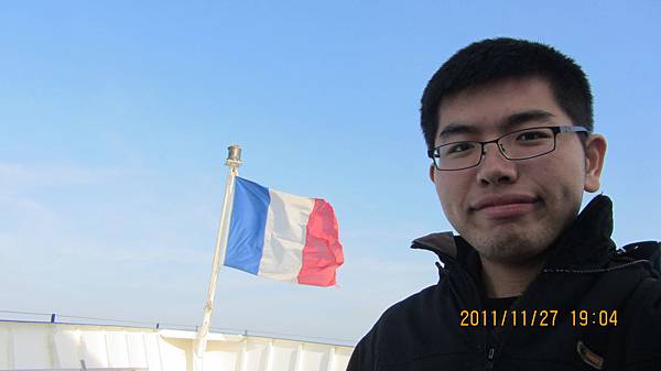 Superkid與法國國旗合照 Superkid與法國國旗合照