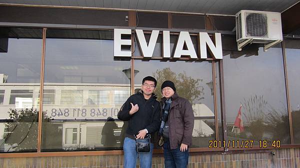 與Evian的大牌子合照 與Evian的大牌子合照