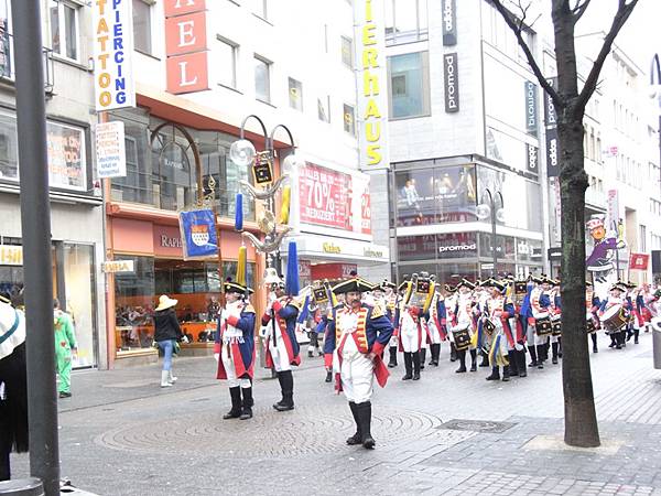 0216 at Cologn - 嘉年華遊行預演02