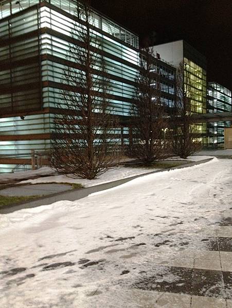 0216 transit at Munich airport - 地面尚有殘雪的慕尼黑機場清晨
