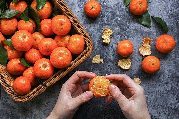【步驟一】確實清洗橘子外皮，避免農藥殘留。