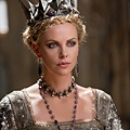 2410_TP2F_00045R_charlize_theron_close_up_i'm_the_queen_2
