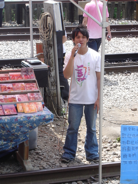這位帥哥在勝興車站唱客家民謠.JPG
