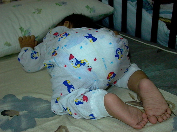 嘟著屁股睡是早期最愛的姿勢.JPG