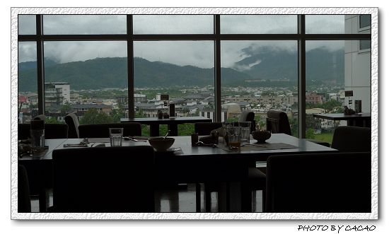 40從餐廳玻璃窗可看到宜蘭山景.jpg