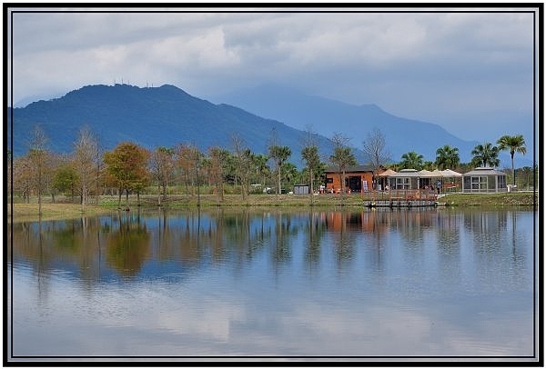 花蓮理想大地渡假村a2水岸遊湖與星巴克理想門市