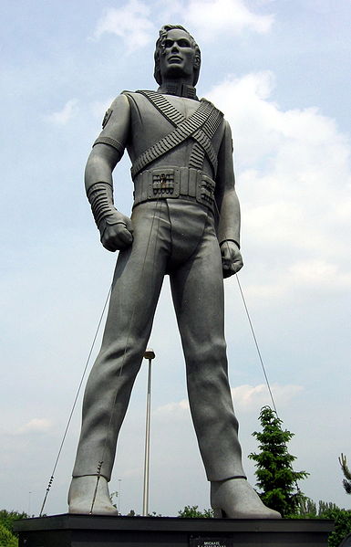 385px-Michael_Jackson_sculpture.jpg