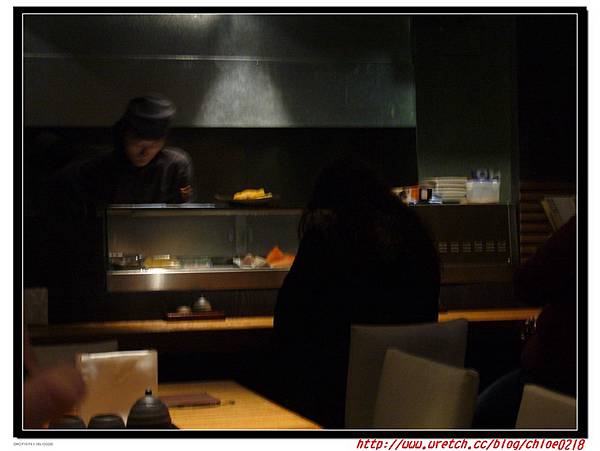 吧台and廚房。冰櫃裡是生魚片喔，有沒有日式壽司店的感覺？