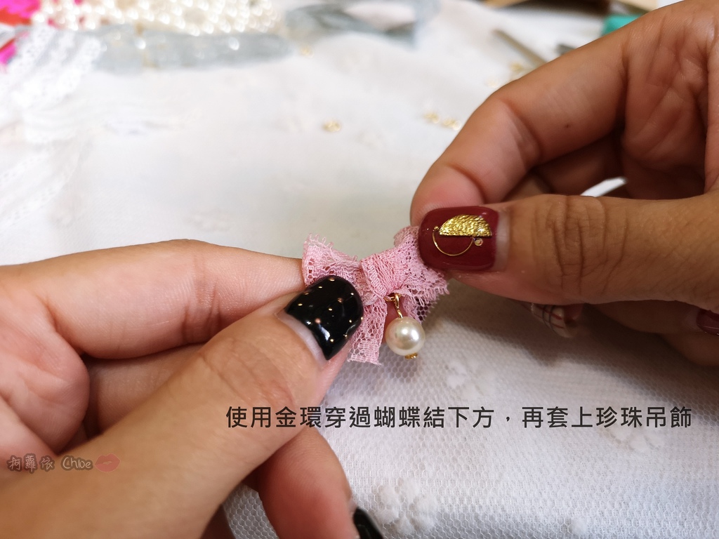 療癒系DIY 將蕾絲設計融入生活美學 明林蕾絲-小天馬法式浪漫蕾絲蝴蝶結珍珠耳環8.jpg