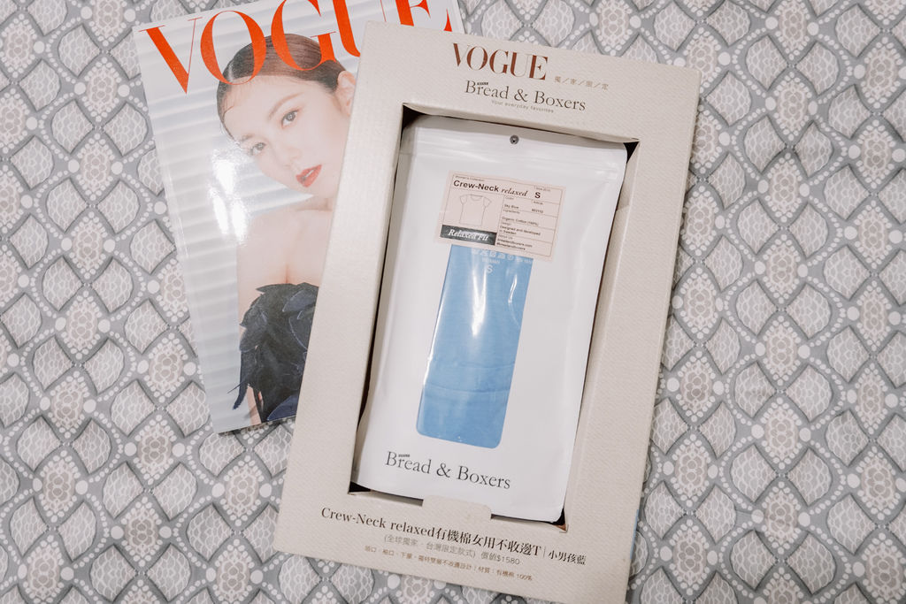 雜誌贈品 VOGUE 10月號2019 隨書附Bread %26; Boxers Crew-Neck relaxed有機棉女用不收邊T恤 小男孩藍2.jpeg