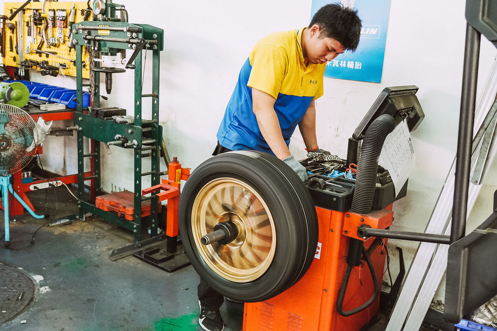 高雄汽車百貨 高階車避震器改裝 更換輪胎 汽車精品 免費行車安全檢查 一家消費 全台服務~車之輪-民權店24.jpg