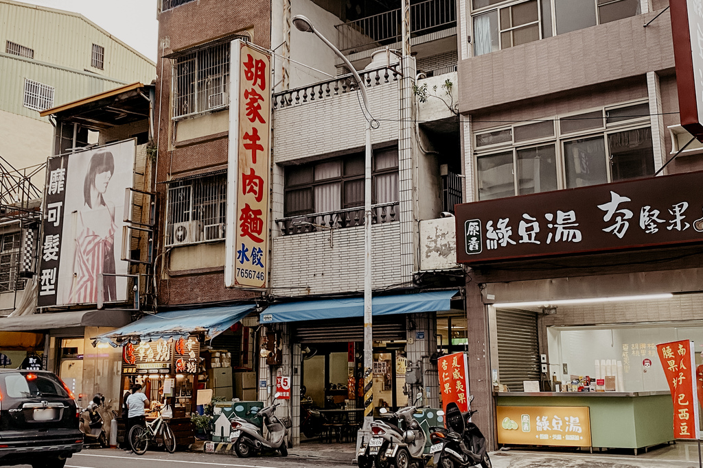 屏東 胡家牛肉麵店 勝利路上傳承近50年的老店 牛肉麵 酸辣湯必點1.jpg