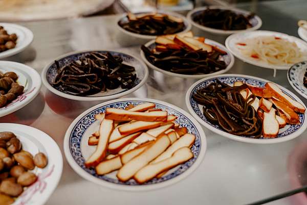 屏東 胡家牛肉麵店 勝利路上傳承近50年的老店 牛肉麵 酸辣湯必點7.jpg