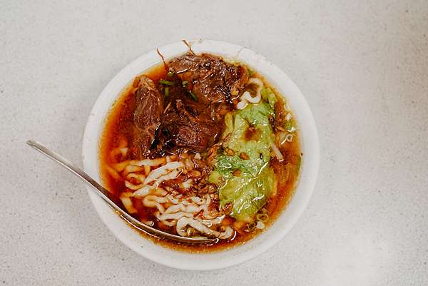 屏東 胡家牛肉麵店 勝利路上傳承近50年的老店 牛肉麵 酸辣湯必點9.jpg