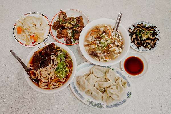 屏東 胡家牛肉麵店 勝利路上傳承近50年的老店 牛肉麵 酸辣湯必點8.jpg