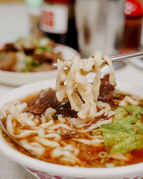 屏東 胡家牛肉麵店 勝利路上傳承近50年的老店 牛肉麵 酸辣湯必點11.jpg